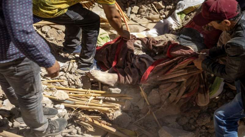 فرق الإنقاذ تسابق الزمن بحثا عن ناجين من الزلزال المدمر في المغرب