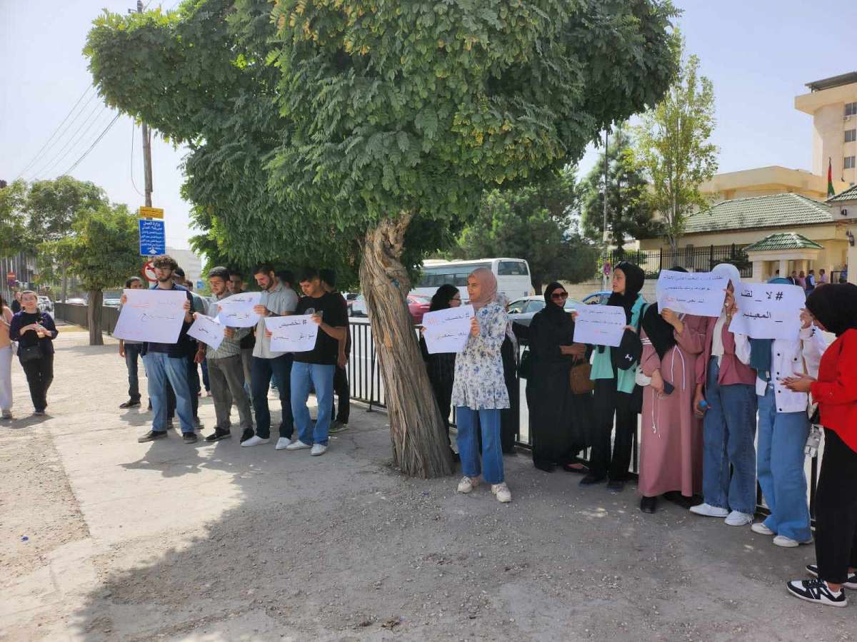 ناجحون في التوجيهي يحتجون امام النواب على تخفيض عدد مقاعد الطب: لا لخصخصة التعليم - صور