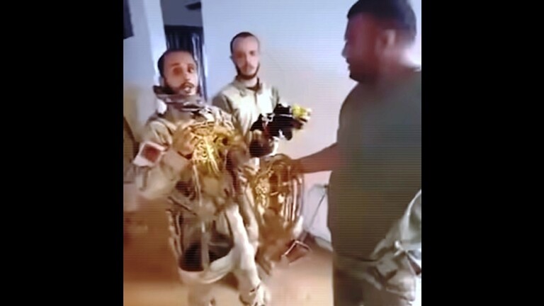 ليبيا.. رجال الصاعقة يعثرون على كميات من الذهب بمدينة درنة المنكوبة فيديو