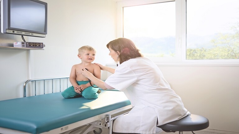طبيبة تحذر من عواقب إصابة الأطفال بالفيروس العجلي