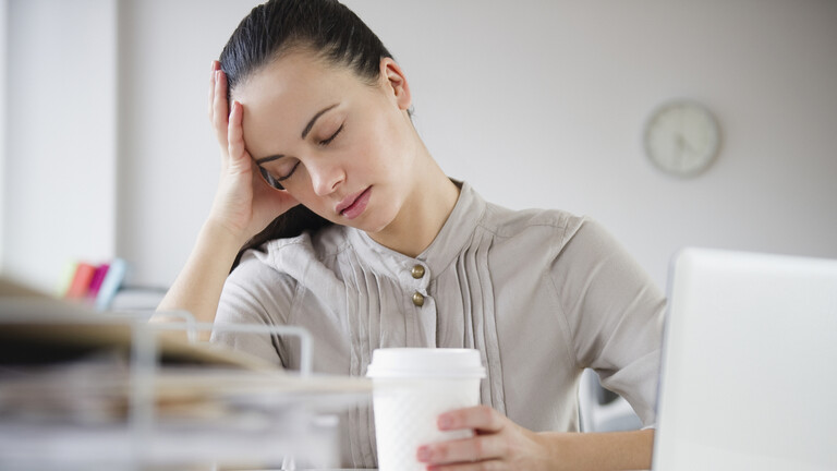 بعيدا عن القهوة .. طرق أكثر صحة تساعدك على البقاء مستيقظا إذا كنت مرهقا
