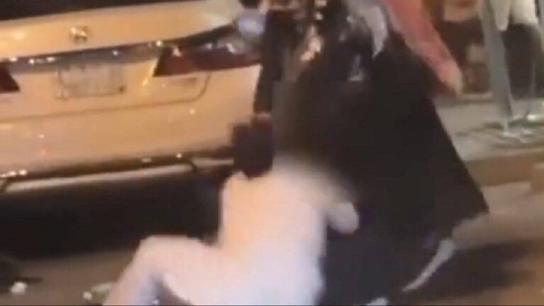في ظروف غامضة.. فتاة سعودية تعتدي على شاب في مكان عام وتسقطه أرضا (فيديو)