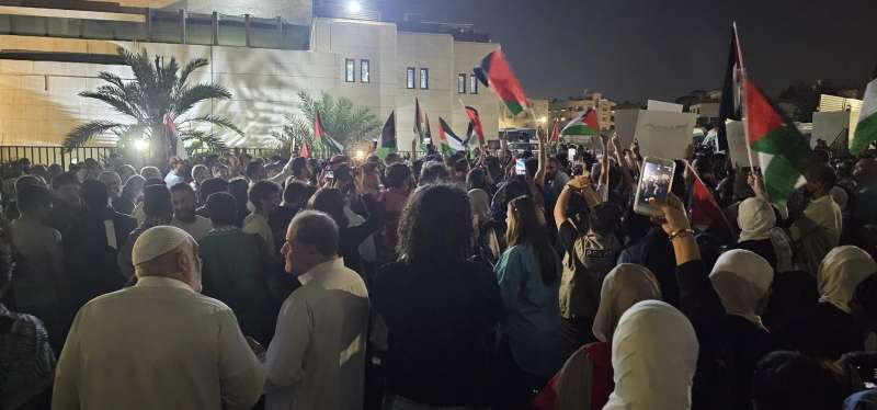 مئات الاردنيين قرب سفارة الاحتلال: الرابية بدها تطهير.. من السفارة والسفير  صور