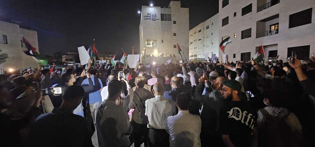 مئات الاردنيين قرب سفارة الاحتلال: الرابية بدها تطهير.. من السفارة والسفير - صور