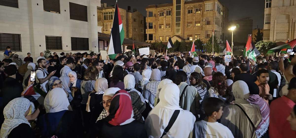 مئات الاردنيين قرب سفارة الاحتلال: الرابية بدها تطهير.. من السفارة والسفير - صور