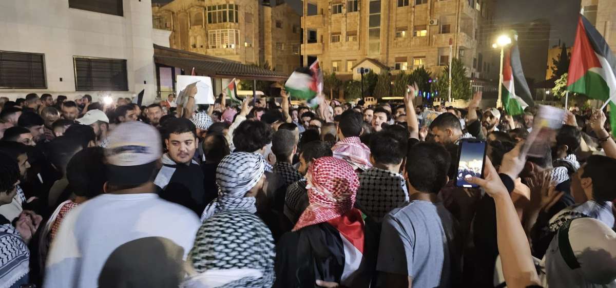 مئات الاردنيين قرب سفارة الاحتلال: الرابية بدها تطهير.. من السفارة والسفير - صور
