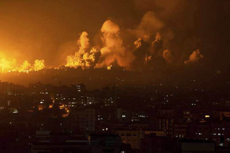 غارات كثيفة على غزة.. والاحتلال يعلن استمرار القصف حتى لو تأذى الرهائن