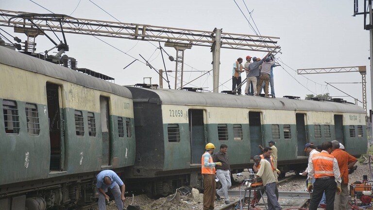 مقتل 4 أشخاص وإصابة 100 آخرين في حادث قطار سريع بالهند (فيديو)