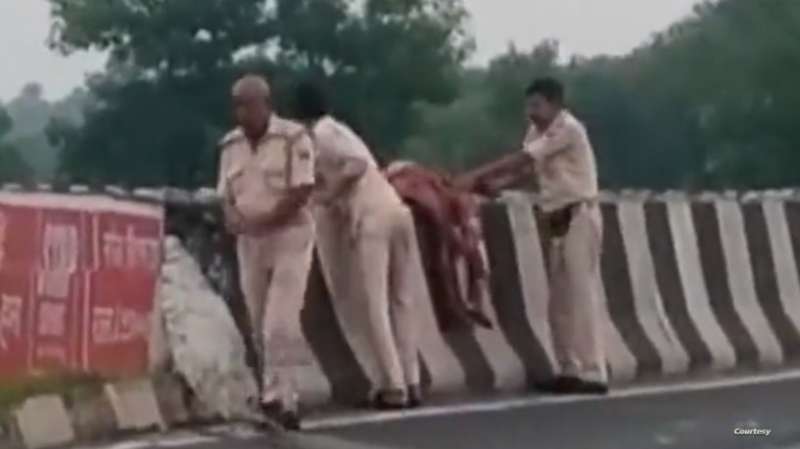 الهند.. مقطع فيديو لعناصر من الشرطة يرمون جثة في قناة مائية يثير الغضب