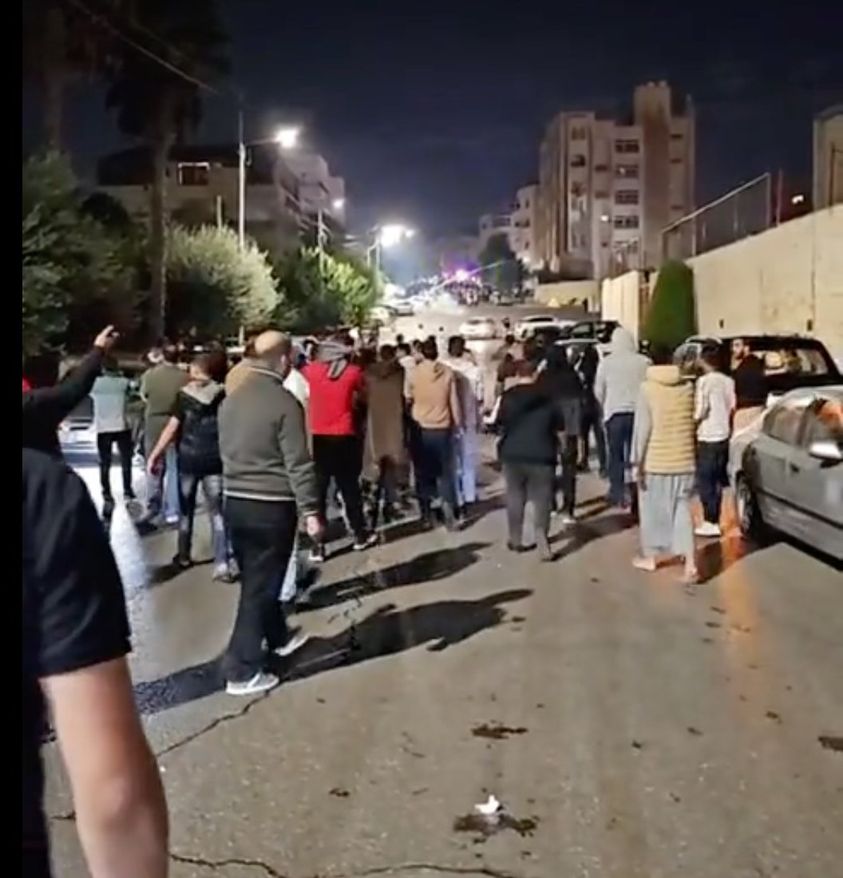محتجون يحاولون الوصول الى سفارة الاحتلال في عمان.. والدرك يطلق الغاز المسيل للدموع - فيديو وصور