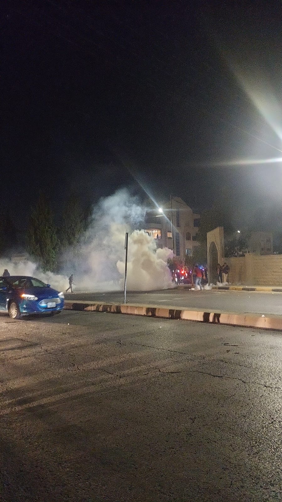 محتجون يحاولون الوصول الى سفارة الاحتلال في عمان.. والدرك يطلق الغاز المسيل للدموع - فيديو وصور