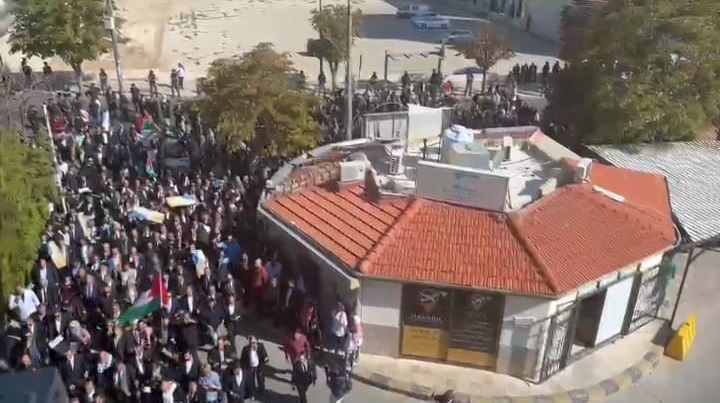 مئات المحامين ينطلقون بمسيرة من قصر العدل الى مجمع النقابات تنديدا بالعدوان على غزة  صور
