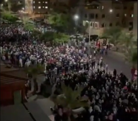 الآلاف في العقبة يدعمون المقاومة ويطالبون بالغاء اتفاقية وادي عربة