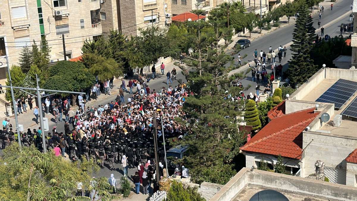 آلاف الاردنيين يحتشدون قرب سفارة الاحتلال.. وتعزيزات امنية بمحيط الامريكية - صور