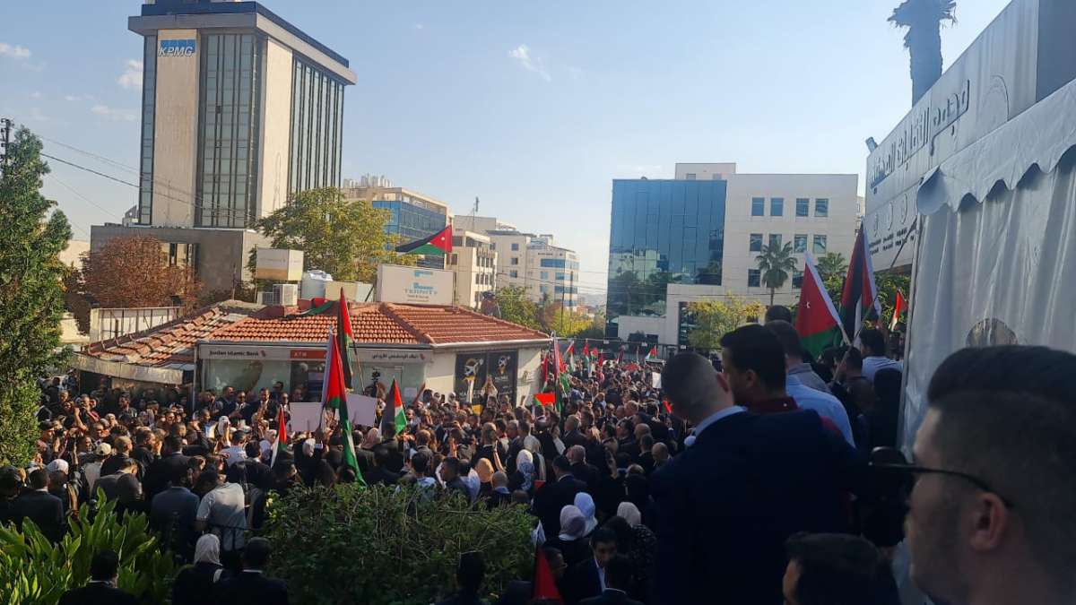 مئات المحامين ينطلقون بمسيرة من قصر العدل الى مجمع النقابات تنديدا بالعدوان على غزة - صور