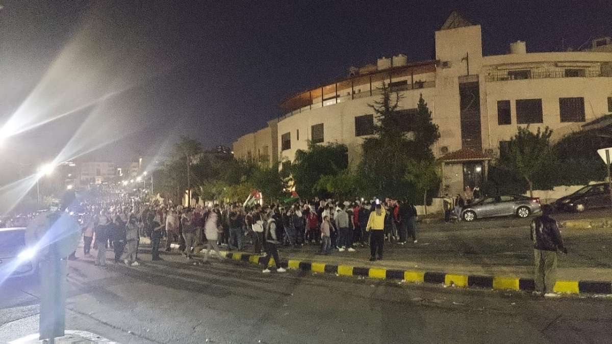 عشرات آلاف الاردنيين قرب سفارة الاحتلال.. وكرّ وفرّ بين المحتجين وقوات الامن - صور
