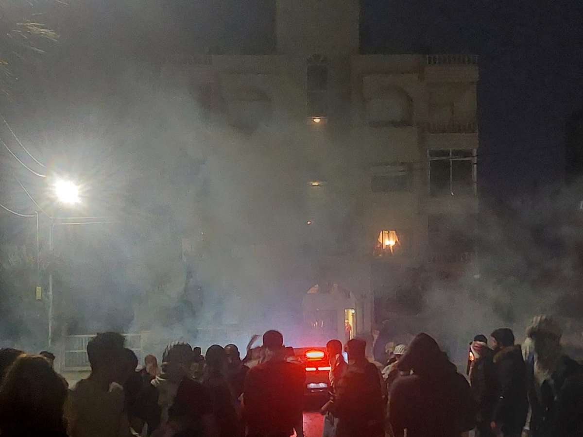 عشرات آلاف الاردنيين قرب سفارة الاحتلال.. وكرّ وفرّ بين المحتجين وقوات الامن - صور
