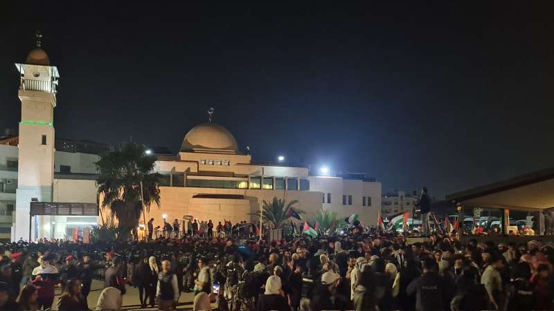 آلاف الاردنيين قرب سفارة الاحتلال يطالبون بالغاء اتفاقية وادي عربة  صور