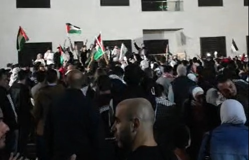 آلاف الاردنيين قرب سفارة الاحتلال يطالبون بالغاء اتفاقية وادي عربة - صور