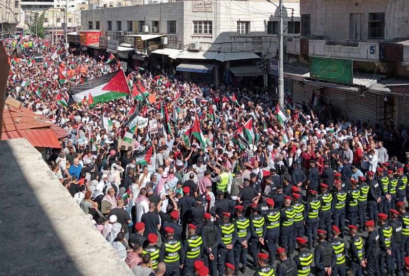 الآلاف في وسط البلد: شعب الأردن يا مغوار.. ما همّك صفقات العار  صور