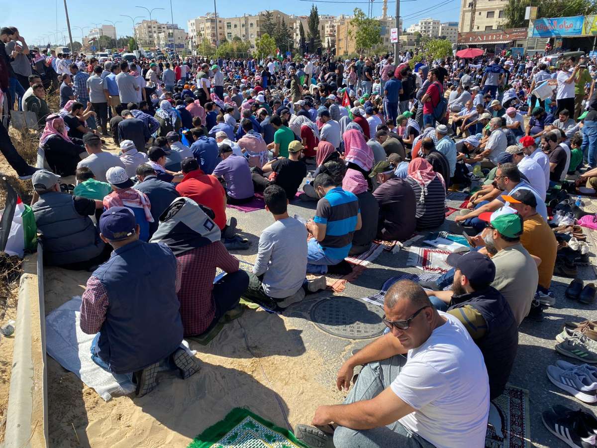 الامن يفرّق آلاف الاردنيين المحتشدين على الطرق المؤدية الى الحدود - صور