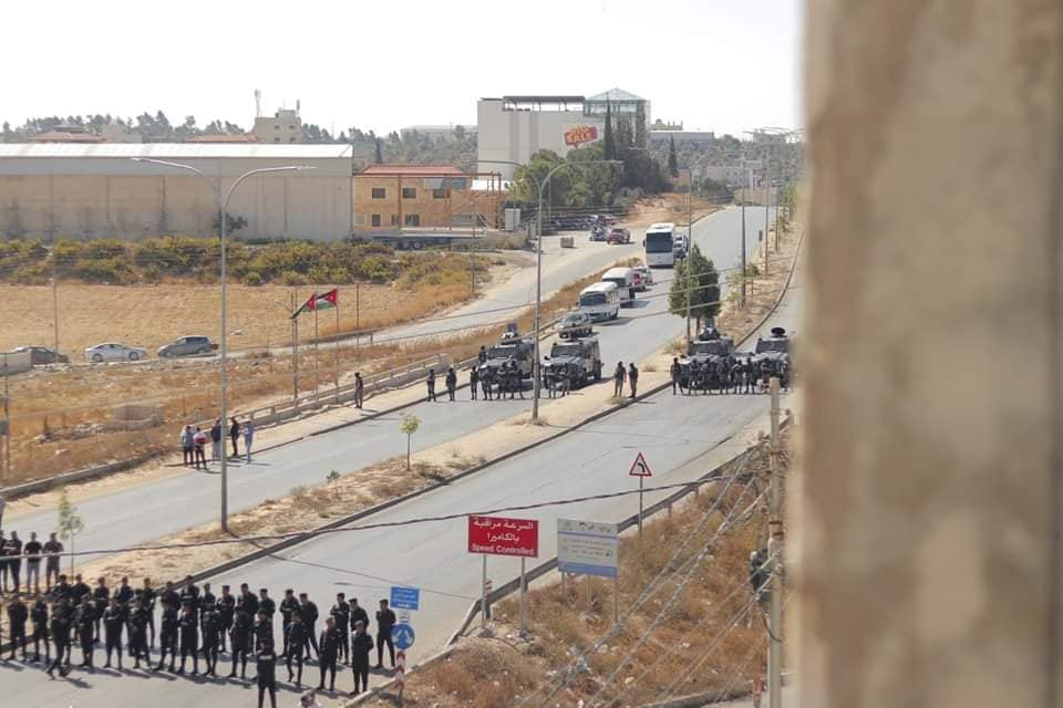 الامن يفرّق آلاف الاردنيين المحتشدين على الطرق المؤدية الى الحدود - صور