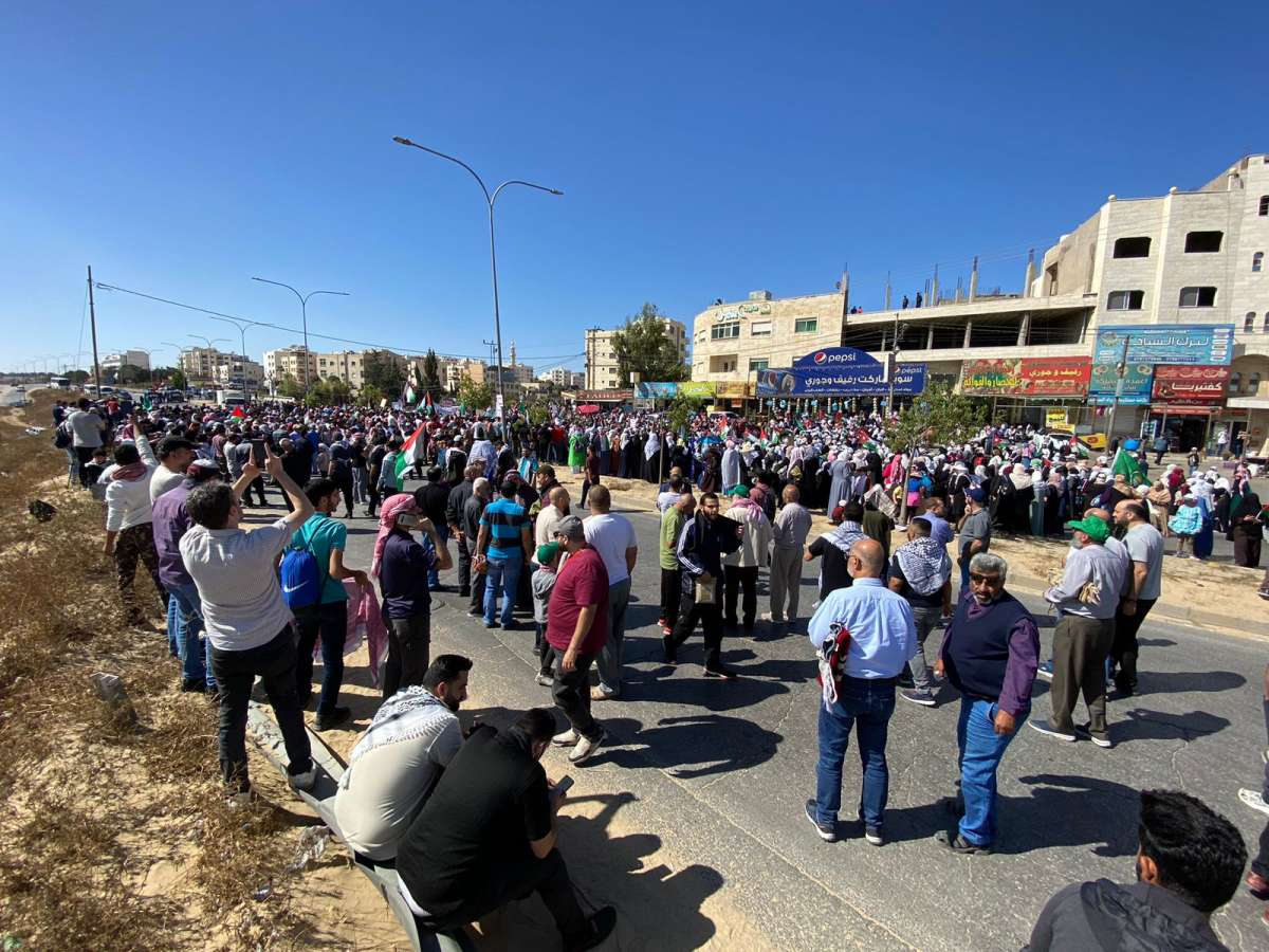 الامن يفرّق آلاف الاردنيين المحتشدين على الطرق المؤدية الى الحدود - صور
