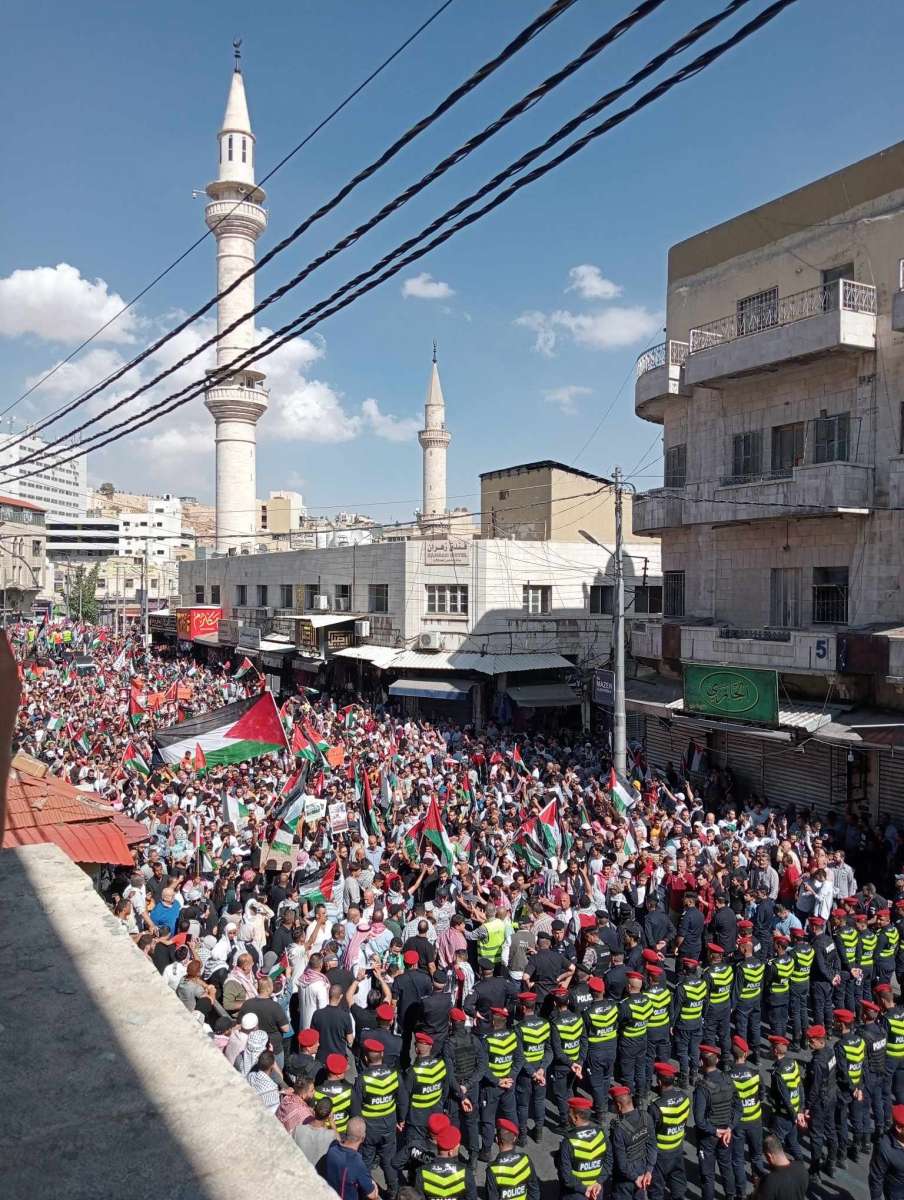 الآلاف في وسط البلد: شعب الأردن يا مغوار.. ما همّك صفقات العار - صور