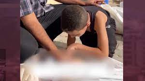 بحث عنهم بين الجثث باكيا.. طفل يودّع أسرته بعد نجاته وحيدا من القصف في غزة