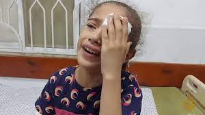 “ورجوني أمي بدي إياها”.. طفلة فلسطينية تتناسى جراحها وتبحث عن أمها بعد غارة إسرائيلية