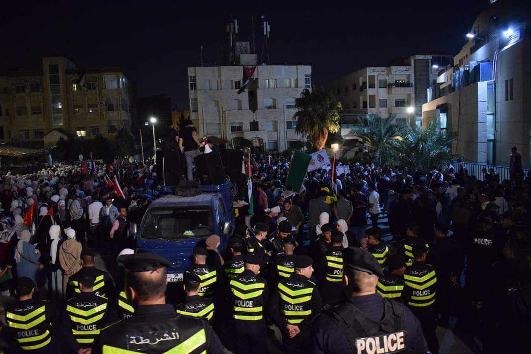 اعتصام حاشد قرب سفارة الاحتلال: لا قواعد أمريكية.. على الأرض الأردنية - صور