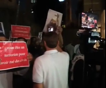 اعتصام قرب سفارة فرنسا في عمان: سمّع صوتك لماكرون.. دم الشهداء ما بهون  فيديو