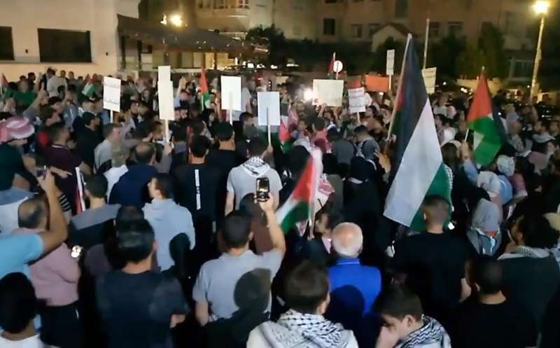 المئات قرب سفارة الاحتلال يطالبون بالغاء الاتفاقيات مع الكيان الصهيوني ودعم المقاومة