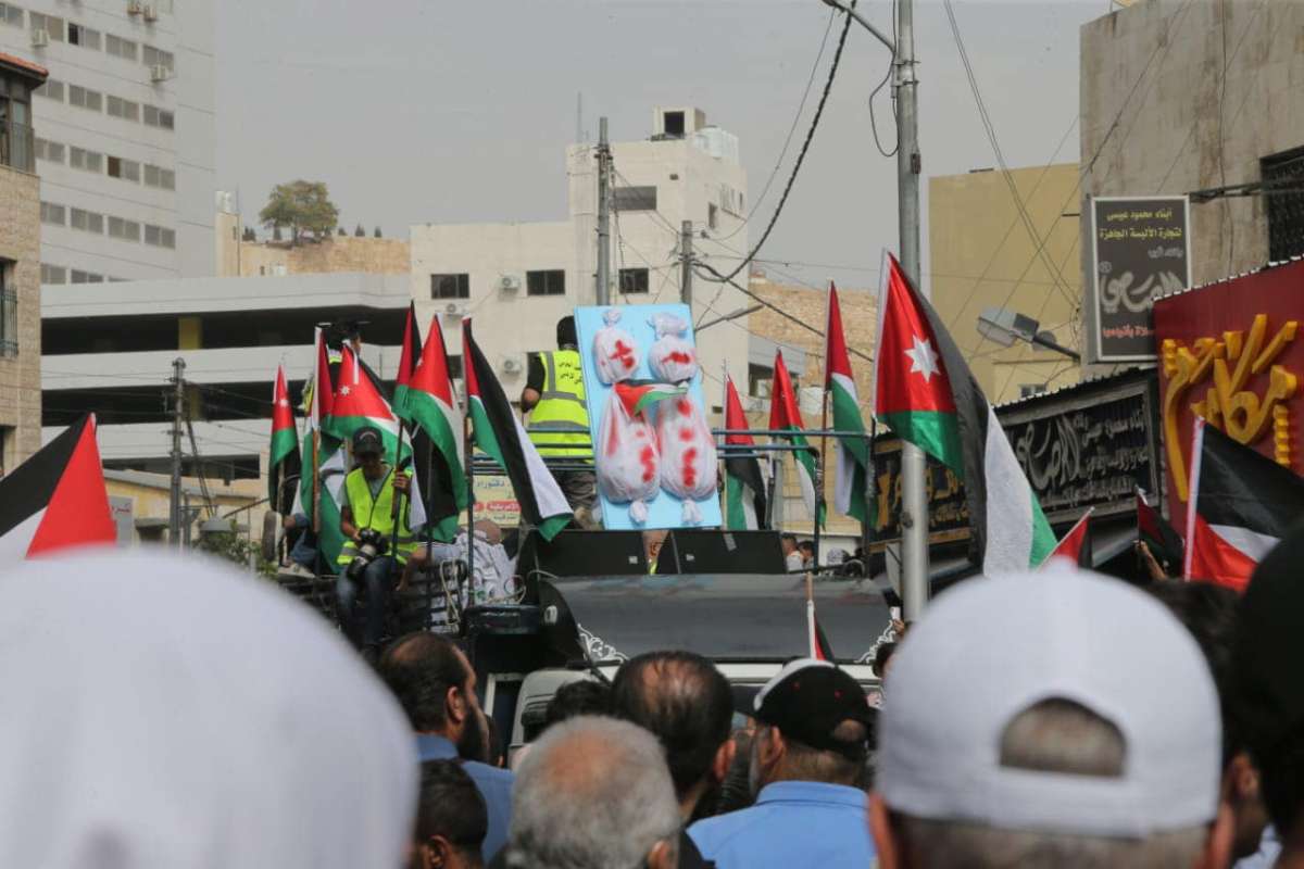 عمان: عشرات آلاف الاردنيين يهتفون ضد امريكا ودعما للمقاومة.. ويطالبون الحكومة بموقف عملي - فيديو وصور