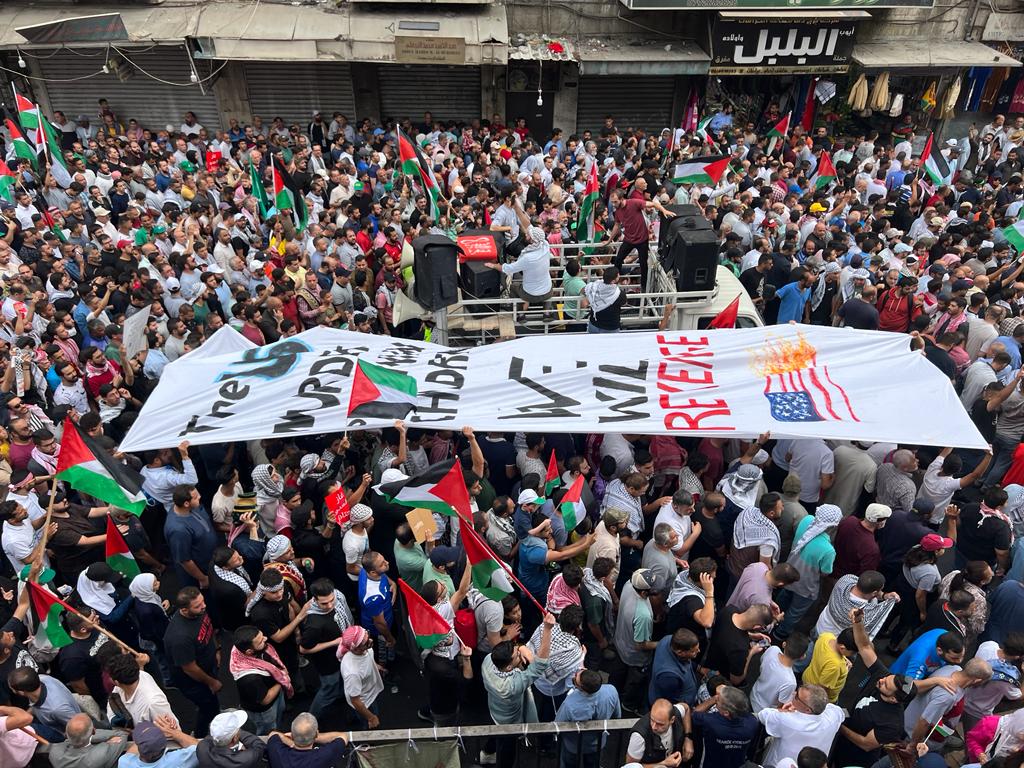 عمان: عشرات آلاف الاردنيين يهتفون ضد امريكا ودعما للمقاومة.. ويطالبون الحكومة بموقف عملي - فيديو وصور