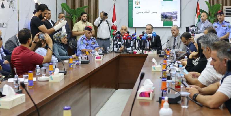 الحكومة تعلن تسيير (6) شاحنات ادوية الى الضفة الغربية.. ومساعدات اخرى في الطريق الى غزة