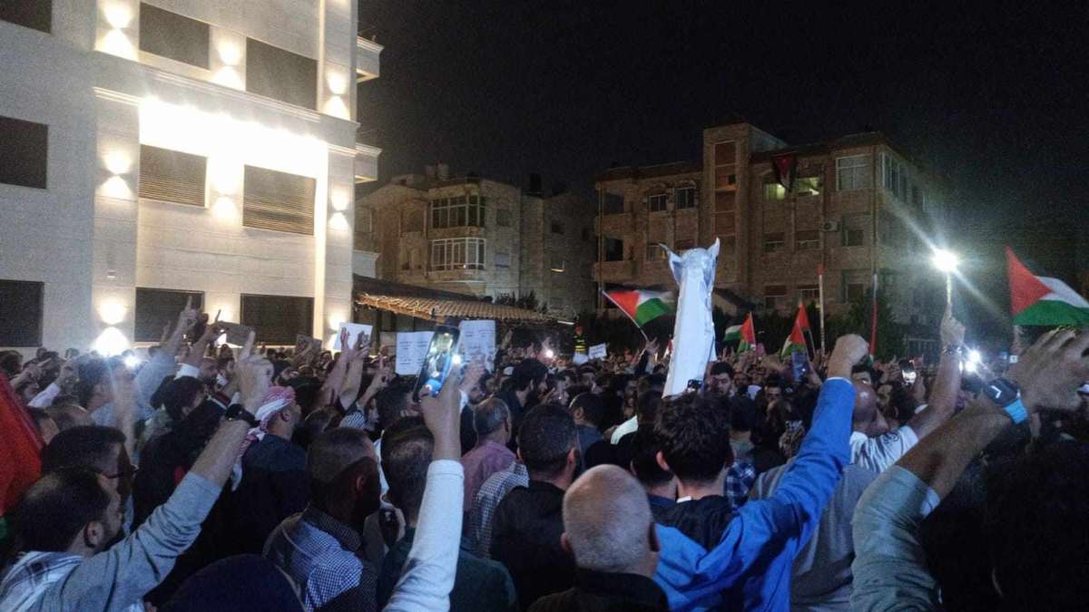 آلاف الاردنيين قرب سفارة الاحتلال: الانتقام الانتقام.. يا كتائب القسام
