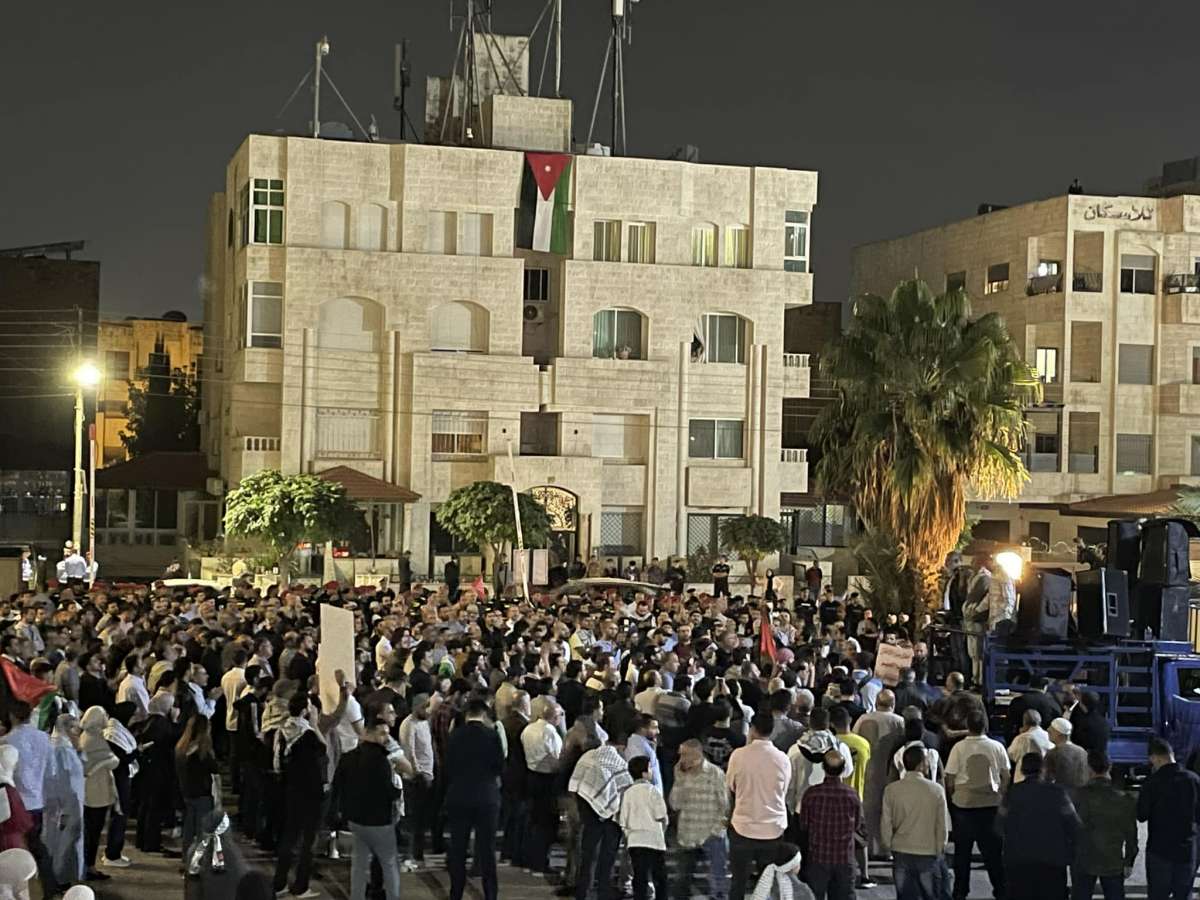 آلاف الاردنيين قرب سفارة الاحتلال: الانتقام الانتقام.. يا كتائب القسام