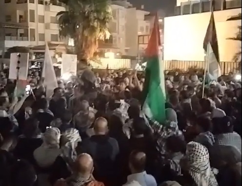 تجدد الاعتصام قرب سفارة الاحتلال في عمان.. ومطالبات بإلغاء الاتفاقيات مع العدو