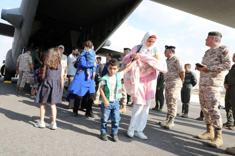 وصول 53 أردنيا تم إجلاؤهم من غزة عبر مصر إلى عمان