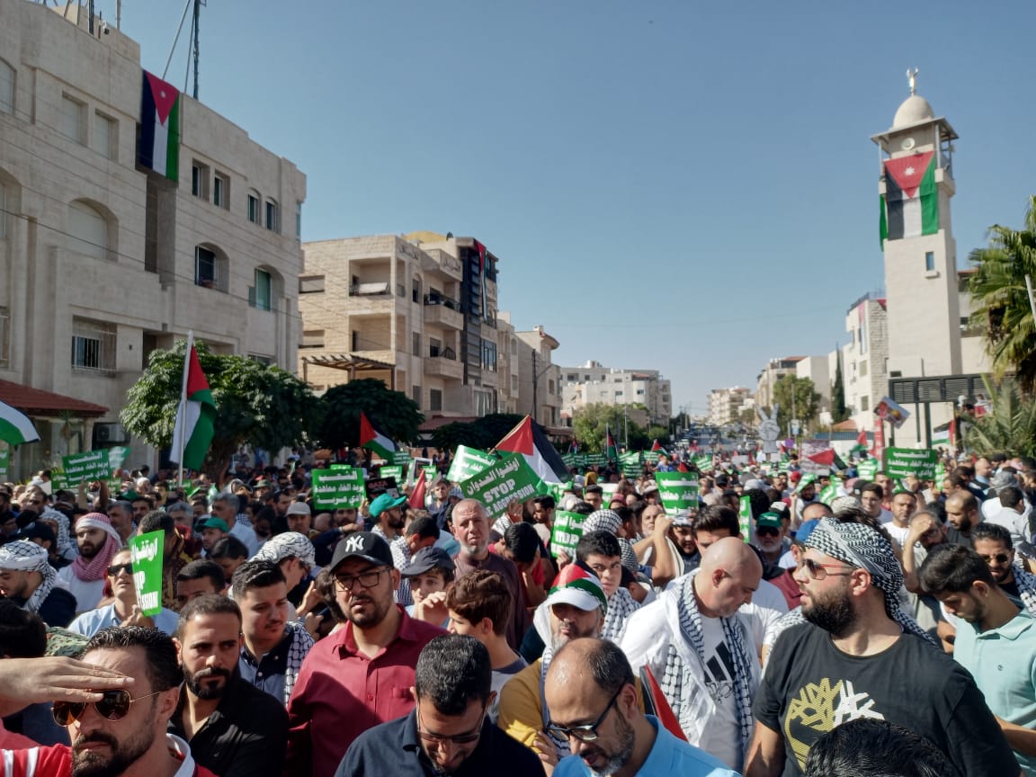 آلاف الاردنيين قرب سفارة الاحتلال يطالبون بالغاء الاتفاقيات مع اسرائيل.. وينددون بالموقف الامريكي