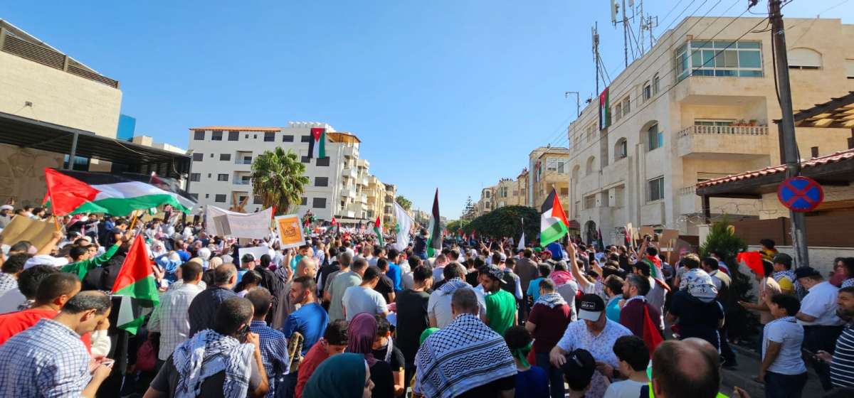 آلاف الاردنيين قرب سفارة الاحتلال يطالبون بالغاء الاتفاقيات مع اسرائيل.. وينددون بالموقف الامريكي