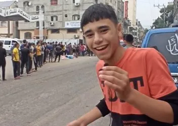 الفتى عبود أقوى صحفي في العالم ينشر يومياته من قطاع غزة بطريقة فكاهية (فيديو)