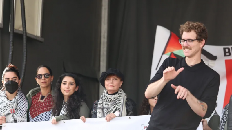 نجمة هوليوود الأمريكية سوزان ساراندون تدعم فلسطين بقوة ضد عدوان الاحتلال