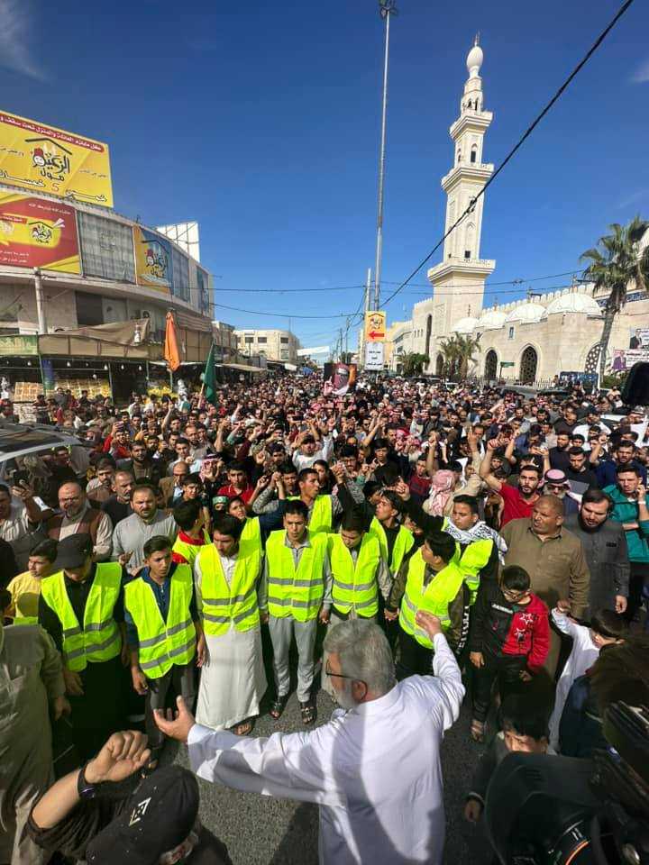 المئات من ابناء عشائر معان يخرجون بمسيرة دعما للمقاومة وتنديد بالعدوان الصهيو-امريكي على غزة