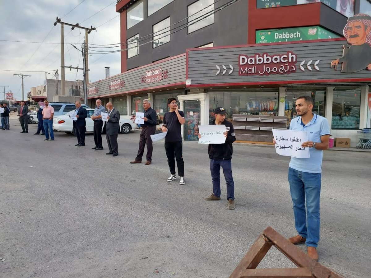 اربد: سلسلة بشرية قرب خط غاز العدو تطالب بالغاء اتفاقية الغاز وتصعيد الاجراءات الرسمية