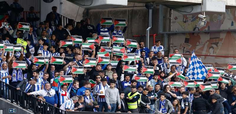 دعما لغزة.. شاهدوا ماذا فعل جماهير فريق اسباني داخل الملعب (فيديو)