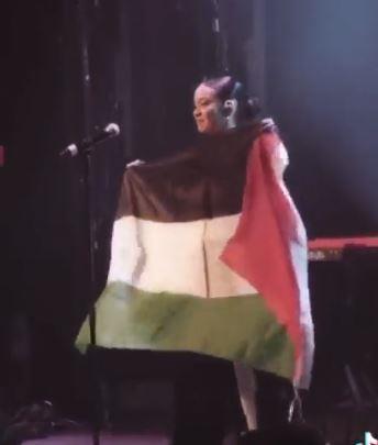 أقوى شعب.. المغنية النرويجية هيلاري أليسون تدعم الشعب الفلسطيني في حفلتها