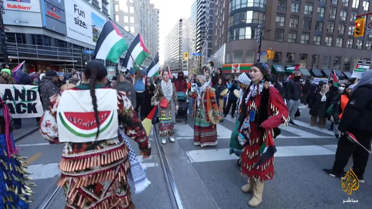 بملابسهم التقليدية وموسيقاهم المميزة.. سكان كندا الأصليون يساندون أهل غزة