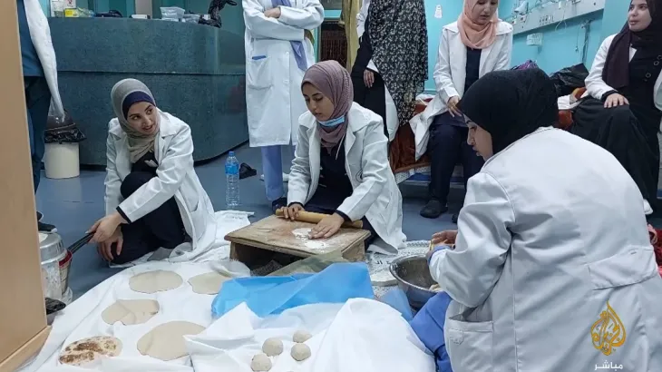 ممرضات مستشفى “أبو يوسف النجار” يصنعن الخبز على الصاج لتوفير الطعام للطاقم الطبي